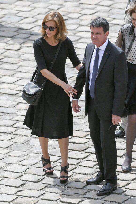 Manuel Valls et sa femme Anne Gravoin - Hommage national à Simone Veil (femme politique et rescapée de la Shoah) dans la cour d'Honneur des Invalides à Paris, France, le 5 juillet 2017. Simone Veil reposera avec son mari au Panthéon. © Pierre Perusseau/Bestimage