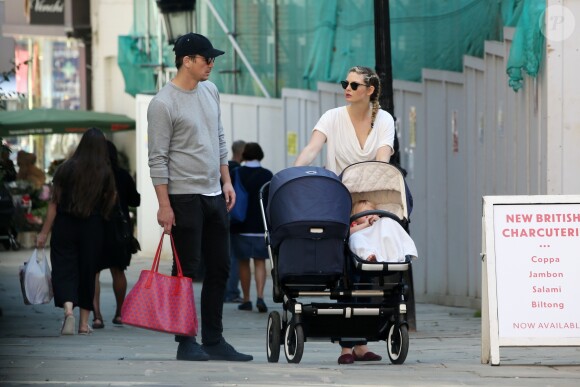 Exclusif - Tamsin Egerton et son compagnon Josh Hartnett en balade avec leurs enfants à Londres le 11 août 2017.