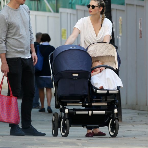 Exclusif - Tamsin Egerton et son compagnon Josh Hartnett en balade avec leurs enfants à Londres le 11 août 2017.