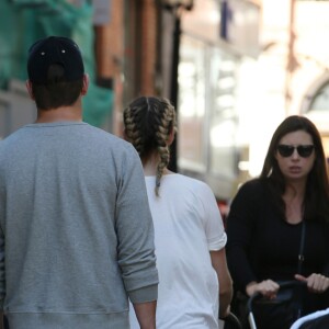Exclusif - Tamsin Egerton et son compagnon Josh Hartnett en balade avec leurs enfants à Londres le 11 août 2017.