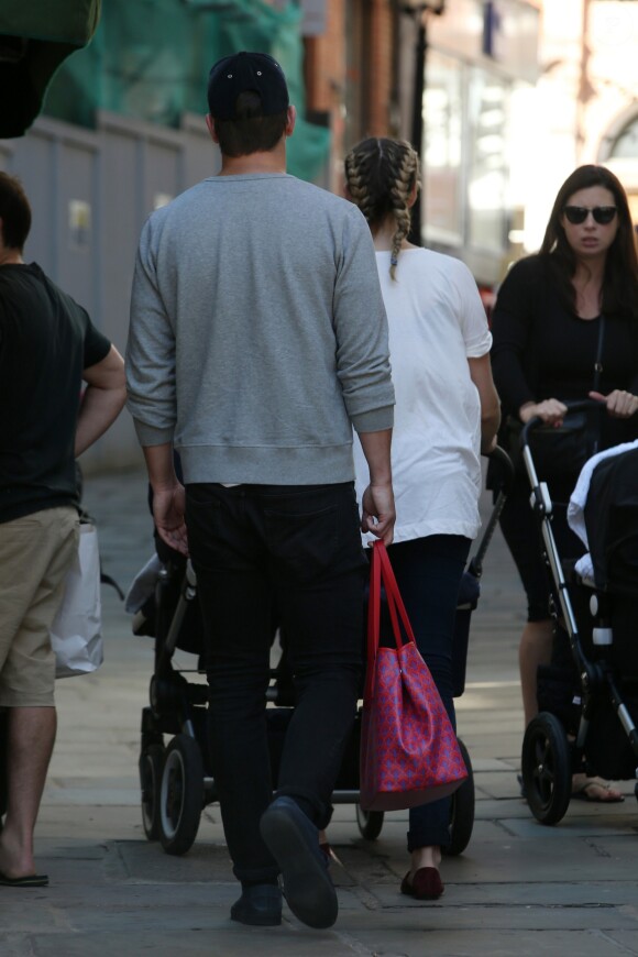 Exclusif - Tamsin Egerton et son compagnon Josh Hartnett en balade avec leurs enfants à Londres le 11 août 2017.