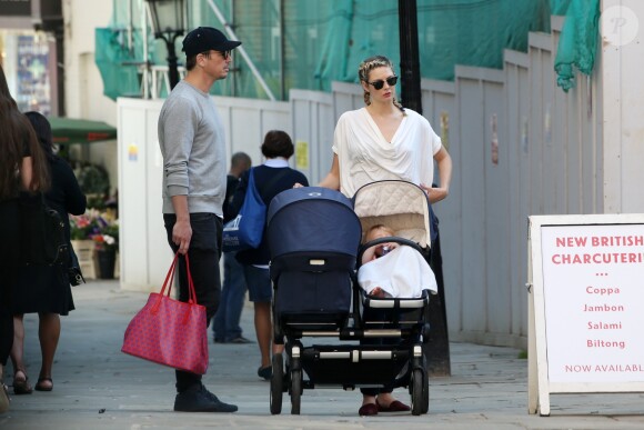 Exclusif - Tamsin Egerton et son compagnon Josh Hartnett en balade avec leurs enfants à Londres le 11 août 2017.