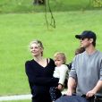 Exclusif - Josh Hartnett et sa compagne Tamsin Egerton (enceinte) se baladent avec leur fille dans un parc à Londres. Le couple attend leur deuxième enfant. Le 14 avril 2017