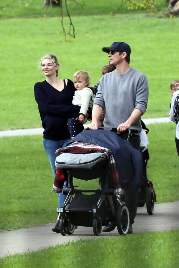 Exclusif - Josh Hartnett et sa compagne Tamsin Egerton (enceinte) se baladent avec leur fille dans un parc à Londres. Le couple attend leur deuxième enfant. Le 14 avril 2017