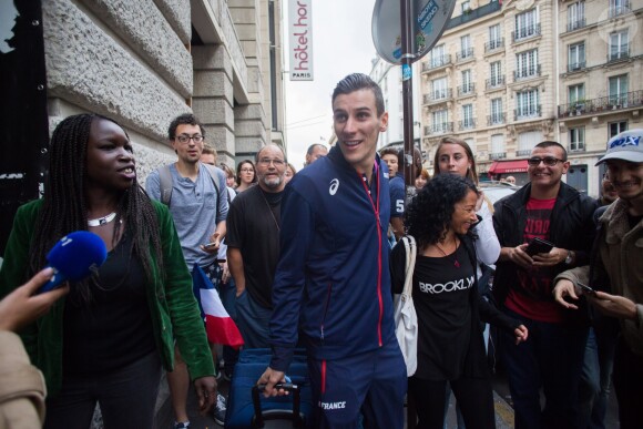 Le champion du monde du 800m, Pierre-Ambroise Bosse, arrive Gare du Nord à Paris, France, le 12 août 2017, où il a été accueilli par de nombreux fans.