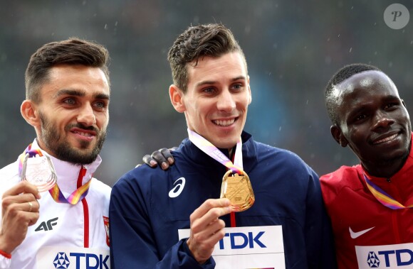 Le Français Pierre-Ambroise Bosse champion du monde du 800m lors des Championnats du monde d'athlétisme 2017 au stade olympique de Londres, le 9 août 2017. Adam Kszczot en argent et Kipyegon Bett en bronze.