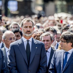 Le roi Felipe VI d'Espagne a pris part à une minute de silence sur la place de Catalogne à Barcelone le 18 août 2017 au lendemain du double attentat jihadiste qui a fait 14 morts et près de 130 blessés sur La Rambla à Barcelone et à Cambrils. 100 000 personnes étaient rassemblées pour ce moment de recueillement intense qui s'est achevé dans les applaudissements et les cris de "je n'ai pas peur".