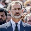 Le roi Felipe VI d'Espagne a pris part à une minute de silence sur la place de Catalogne à Barcelone le 18 août 2017 au lendemain du double attentat jihadiste qui a fait 14 morts et près de 130 blessés sur La Rambla à Barcelone et à Cambrils. 100 000 personnes étaient rassemblées pour ce moment de recueillement intense qui s'est achevé dans les applaudissements et les cris de "je n'ai pas peur".