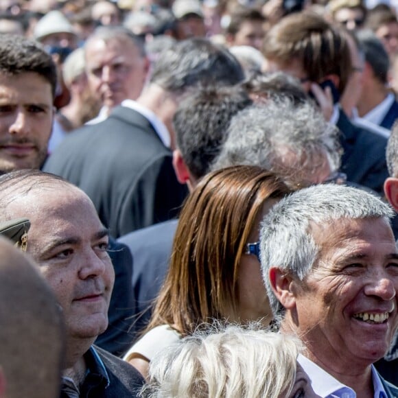 Le roi Felipe VI d'Espagne a pris part à une minute de silence sur la place de Catalogne à Barcelone le 18 août 2017 au lendemain du double attentat jihadiste qui a fait 14 morts et près de 130 blessés sur La Rambla à Barcelone et à Cambrils. 100 000 personnes étaient rassemblées pour ce moment de recueillement intense qui s'est achevé dans les applaudissements et les cris de "je n'ai pas peur".