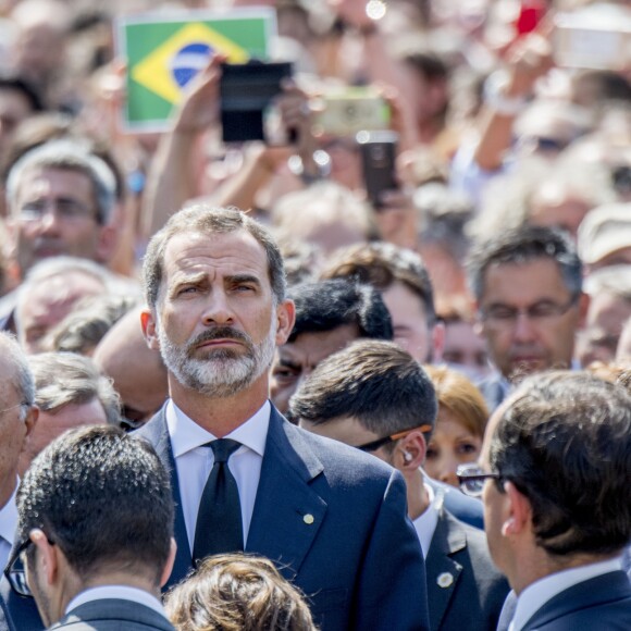 Le roi Felipe VI d'Espagne a pris part à une minute de silence sur la place de Catalogne à Barcelone le 18 août 2017 au lendemain du double attentat jihadiste qui a fait 14 morts et près de 130 blessés sur La Rambla à Barcelone et à Cambrils. 100 000 personnes étaient rassemblées pour ce moment de recueillement intense qui s'est achevé dans les applaudissements et les cris de "je n'ai pas peur".