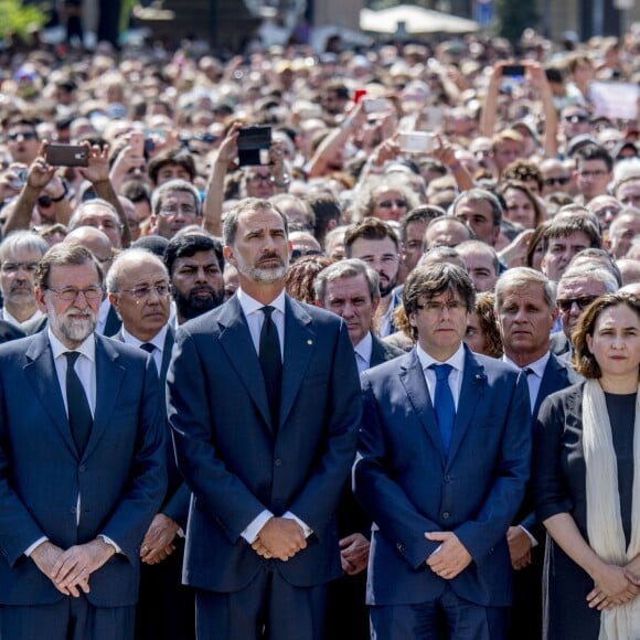 Le roi Felipe VI d'Espagne a pris part à une minute de silence sur la place de Catalogne à Barcelone le 18 août 2017 au lendemain du double attentat jihadiste qui a fait 14 morts et près de 130 blessés sur La Rambla à Barcelone et à Cambrils. 100 000 personnes étaient rassemblées pour ce moment de recueillement intense qui s'est achevé dans les applaudissements et les cris de "je n'ai pas peur".