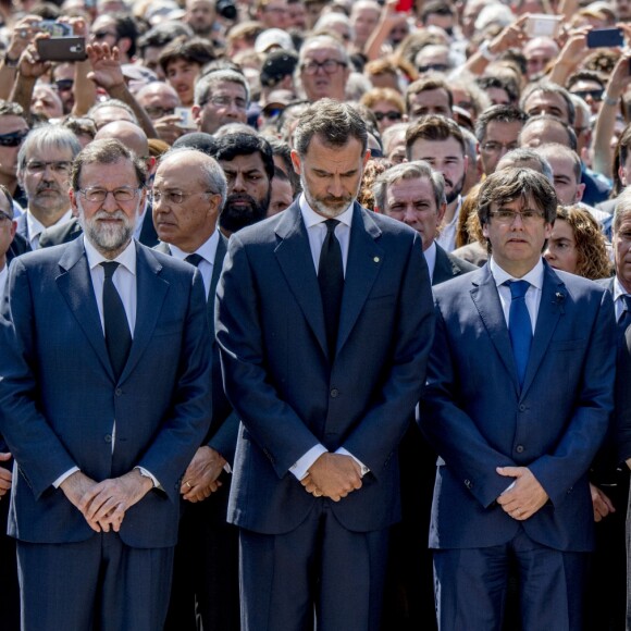 Le roi Felipe VI d'Espagne a pris part à une minute de silence sur la place de Catalogne à Barcelone le 18 août 2017 au lendemain du double attentat jihadiste qui a fait 14 morts et près de 130 blessés sur La Rambla à Barcelone et à Cambrils. 100 000 personnes étaient rassemblées pour ce moment de recueillement intense qui s'est achevé dans les applaudissements et les cris de "je n'ai pas peur".