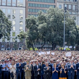 Le roi Felipe VI d'Espagne a pris part à une minute de silence sur la place de Catalogne à Barcelone le 18 août 2017 au lendemain du double attentat jihadiste qui a fait 14 morts et près de 130 blessés sur La Rambla à Barcelone et à Cambrils. 100 000 personnes étaient rassemblées pour ce moment de recueillement intense qui s'est achevé dans les applaudissements et les cris de "je n'ai pas peur".