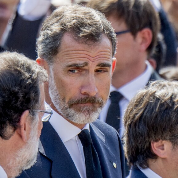 Le roi Felipe VI d'Espagne a pris part à une minute de silence sur la place de Catalogne à Barcelone le 18 août 2017 au lendemain du double attentat jihadiste qui a fait 14 morts et près de 130 blessés sur La Rambla à Barcelone et à Cambrils. 100 000 personnes étaient rassemblées pour ce moment de recueillement intense qui s'est achevé dans les applaudissements et les cris de "je n'ai pas peur".