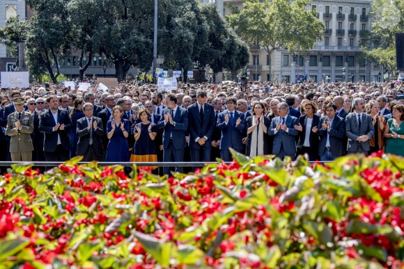 Le roi Felipe VI d'Espagne a pris part à une minute de silence sur la place de Catalogne à Barcelone le 18 août 2017 au lendemain du double attentat jihadiste qui a fait 14 morts et près de 130 blessés sur La Rambla à Barcelone et à Cambrils. 100 000 personnes étaient rassemblées pour ce moment de recueillement intense qui s'est achevé dans les applaudissements et les cris de "je n'ai pas peur".