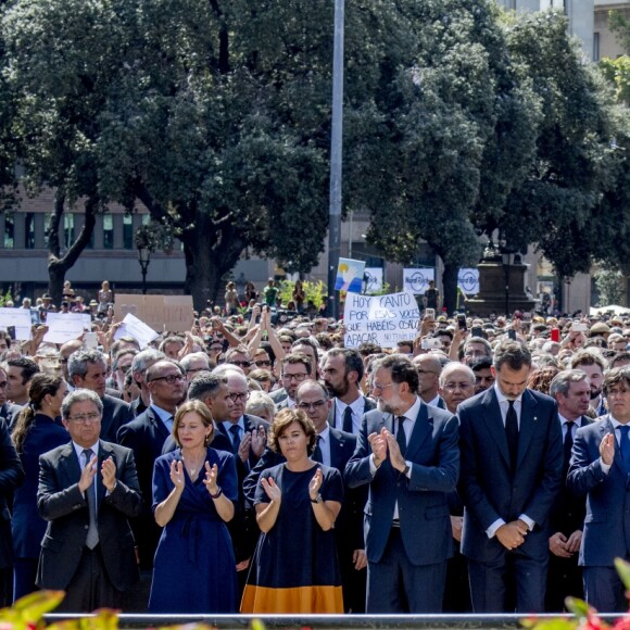 Le roi Felipe VI d'Espagne a pris part à une minute de silence sur la place de Catalogne à Barcelone le 18 août 2017 au lendemain du double attentat jihadiste qui a fait 14 morts et près de 130 blessés sur La Rambla à Barcelone et à Cambrils. 100 000 personnes étaient rassemblées pour ce moment de recueillement intense qui s'est achevé dans les applaudissements et les cris de "je n'ai pas peur".