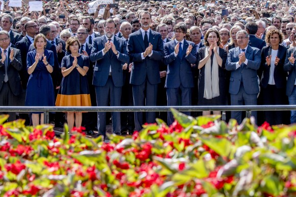 Le roi Felipe VI d'Espagne a pris part à une minute de silence sur la place de Catalogne à Barcelone le 18 août 2017 au lendemain du double attentat jihadiste qui a fait 14 morts et près de 130 blessés sur La Rambla à Barcelone et à Cambrils. 100 000 personnes étaient rassemblées pour ce moment de recueillement intense qui s'est achevé dans les applaudissements et les cris de "je n'ai pas peur".