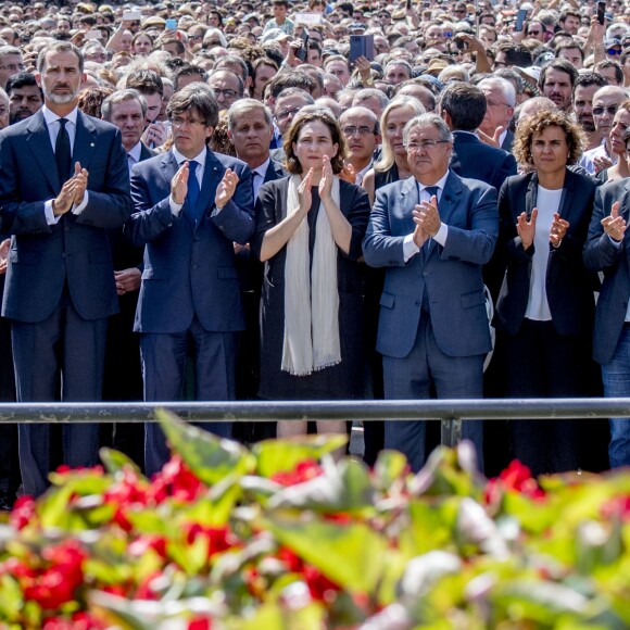 Le roi Felipe VI d'Espagne a pris part à une minute de silence sur la place de Catalogne à Barcelone le 18 août 2017 au lendemain du double attentat jihadiste qui a fait 14 morts et près de 130 blessés sur La Rambla à Barcelone et à Cambrils. 100 000 personnes étaient rassemblées pour ce moment de recueillement intense qui s'est achevé dans les applaudissements et les cris de "je n'ai pas peur".