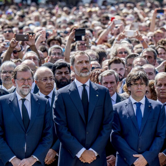 Le roi Felipe VI d'Espagne a pris part à une minute de silence sur la place de Catalogne à Barcelone le 18 août 2017 au lendemain du double attentat jihadiste qui a fait 14 morts et près de 130 blessés sur La Rambla à Barcelone et à Cambrils. 100 000 personnes étaient rassemblées pour ce moment de recueillement intense qui s'est achevé dans les applaudissements et les cris de "je n'ai pas peur".