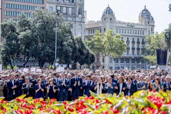 Le roi Felipe VI d'Espagne a pris part à une minute de silence sur la place de Catalogne à Barcelone le 18 août 2017 au lendemain du double attentat jihadiste qui a fait 14 morts et près de 130 blessés sur La Rambla à Barcelone et à Cambrils. 100 000 personnes étaient rassemblées pour ce moment de recueillement intense qui s'est achevé dans les applaudissements et les cris de "je n'ai pas peur".