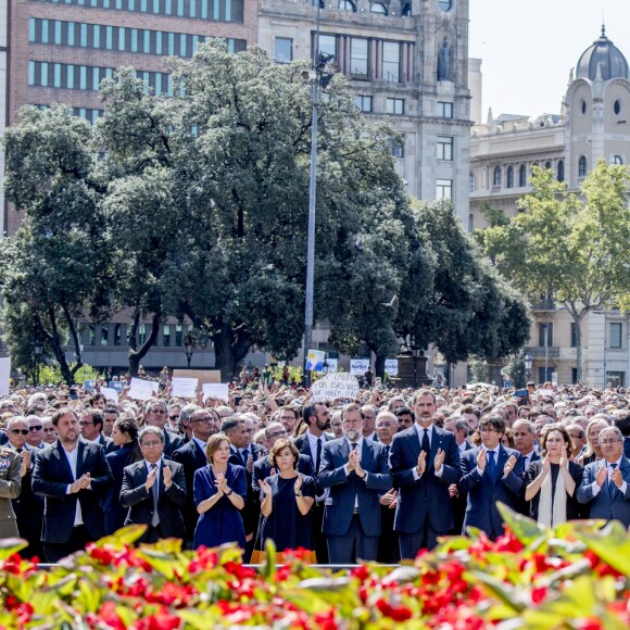 Le roi Felipe VI d'Espagne a pris part à une minute de silence sur la place de Catalogne à Barcelone le 18 août 2017 au lendemain du double attentat jihadiste qui a fait 14 morts et près de 130 blessés sur La Rambla à Barcelone et à Cambrils. 100 000 personnes étaient rassemblées pour ce moment de recueillement intense qui s'est achevé dans les applaudissements et les cris de "je n'ai pas peur".