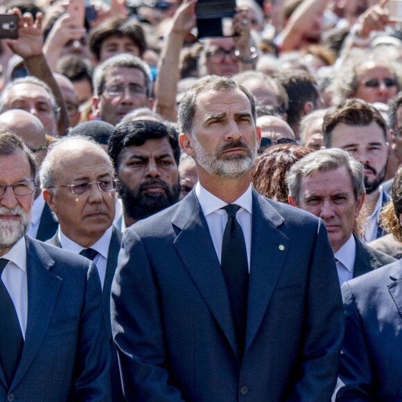 Le roi Felipe VI d'Espagne a pris part à une minute de silence sur la place de Catalogne à Barcelone le 18 août 2017 au lendemain du double attentat jihadiste qui a fait 14 morts et près de 130 blessés sur La Rambla à Barcelone et à Cambrils. 100 000 personnes étaient rassemblées pour ce moment de recueillement intense qui s'est achevé dans les applaudissements et les cris de "je n'ai pas peur".