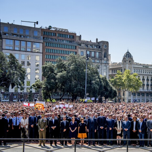 Le roi Felipe VI d'Espagne a pris part à une minute de silence sur la place de Catalogne à Barcelone le 18 août 2017 au lendemain du double attentat jihadiste qui a fait 14 morts et près de 130 blessés sur La Rambla à Barcelone et à Cambrils. 100 000 personnes étaient rassemblées pour ce moment de recueillement intense qui s'est achevé dans les applaudissements et les cris de "je n'ai pas peur".