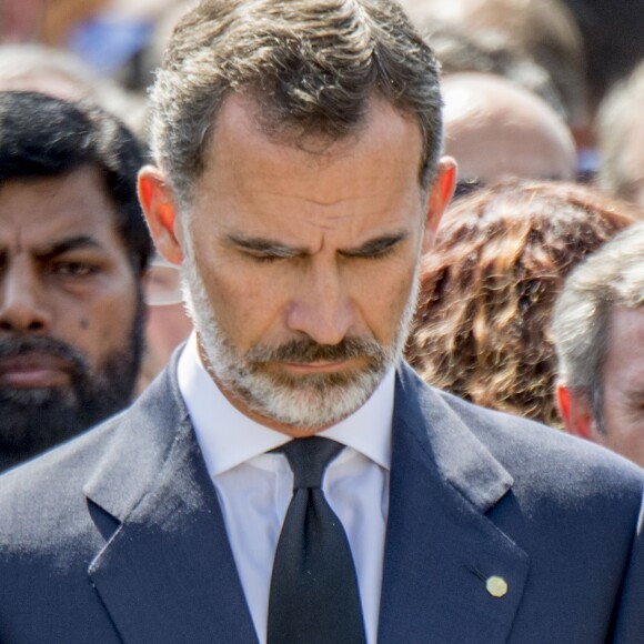 Le roi Felipe VI d'Espagne a pris part à une minute de silence sur la place de Catalogne à Barcelone le 18 août 2017 au lendemain du double attentat jihadiste qui a fait 14 morts et près de 130 blessés sur La Rambla à Barcelone et à Cambrils. 100 000 personnes étaient rassemblées pour ce moment de recueillement intense qui s'est achevé dans les applaudissements et les cris de "je n'ai pas peur".