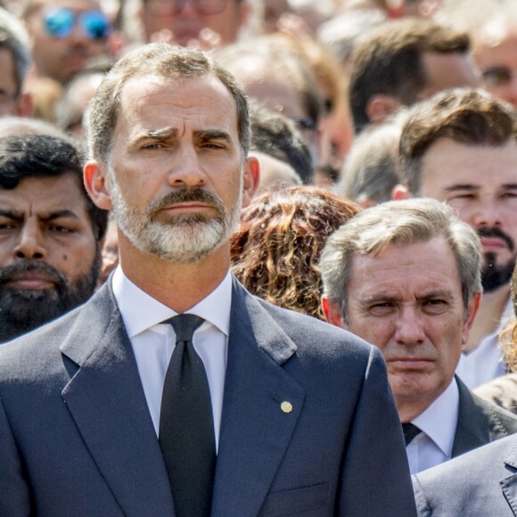 Le roi Felipe VI d'Espagne a pris part à une minute de silence sur la place de Catalogne à Barcelone le 18 août 2017 au lendemain du double attentat jihadiste qui a fait 14 morts et près de 130 blessés sur La Rambla à Barcelone et à Cambrils. 100 000 personnes étaient rassemblées pour ce moment de recueillement intense qui s'est achevé dans les applaudissements et les cris de "je n'ai pas peur".