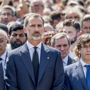 Le roi Felipe VI d'Espagne a pris part à une minute de silence sur la place de Catalogne à Barcelone le 18 août 2017 au lendemain du double attentat jihadiste qui a fait 14 morts et près de 130 blessés sur La Rambla à Barcelone et à Cambrils. 100 000 personnes étaient rassemblées pour ce moment de recueillement intense qui s'est achevé dans les applaudissements et les cris de "je n'ai pas peur".