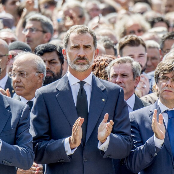 Le roi Felipe VI d'Espagne a pris part à une minute de silence sur la place de Catalogne à Barcelone le 18 août 2017 au lendemain du double attentat jihadiste qui a fait 14 morts et près de 130 blessés sur La Rambla à Barcelone et à Cambrils. 100 000 personnes étaient rassemblées pour ce moment de recueillement intense qui s'est achevé dans les applaudissements et les cris de "je n'ai pas peur".