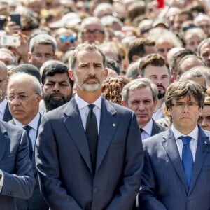 Le roi Felipe VI d'Espagne a pris part à une minute de silence sur la place de Catalogne à Barcelone le 18 août 2017 au lendemain du double attentat jihadiste qui a fait 14 morts et près de 130 blessés sur La Rambla à Barcelone et à Cambrils. 100 000 personnes étaient rassemblées pour ce moment de recueillement intense qui s'est achevé dans les applaudissements et les cris de "je n'ai pas peur".