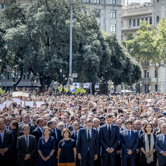 Le roi Felipe VI d'Espagne a pris part à une minute de silence sur la place de Catalogne à Barcelone le 18 août 2017 au lendemain du double attentat jihadiste qui a fait 14 morts et près de 130 blessés sur La Rambla à Barcelone et à Cambrils. 100 000 personnes étaient rassemblées pour ce moment de recueillement intense qui s'est achevé dans les applaudissements et les cris de "je n'ai pas peur".