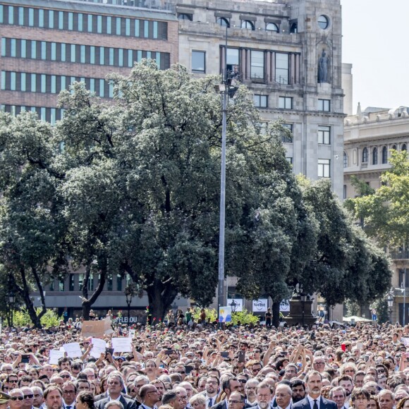 Le roi Felipe VI d'Espagne a pris part à une minute de silence sur la place de Catalogne à Barcelone le 18 août 2017 au lendemain du double attentat jihadiste qui a fait 14 morts et près de 130 blessés sur La Rambla à Barcelone et à Cambrils. 100 000 personnes étaient rassemblées pour ce moment de recueillement intense qui s'est achevé dans les applaudissements et les cris de "je n'ai pas peur".