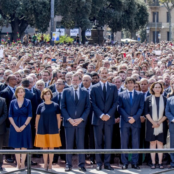 Le roi Felipe VI d'Espagne a pris part à une minute de silence sur la place de Catalogne à Barcelone le 18 août 2017 au lendemain du double attentat jihadiste qui a fait 14 morts et près de 130 blessés sur La Rambla à Barcelone et à Cambrils. 100 000 personnes étaient rassemblées pour ce moment de recueillement intense qui s'est achevé dans les applaudissements et les cris de "je n'ai pas peur".