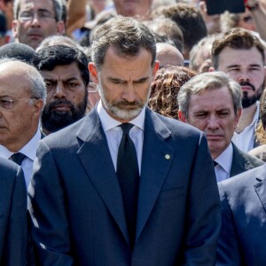 Le roi Felipe VI d'Espagne a pris part à une minute de silence sur la place de Catalogne à Barcelone le 18 août 2017 au lendemain du double attentat jihadiste qui a fait 14 morts et près de 130 blessés sur La Rambla à Barcelone et à Cambrils. 100 000 personnes étaient rassemblées pour ce moment de recueillement intense qui s'est achevé dans les applaudissements et les cris de "je n'ai pas peur".