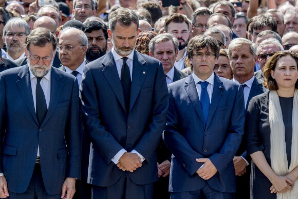 Le roi Felipe VI d'Espagne a pris part à une minute de silence sur la place de Catalogne à Barcelone le 18 août 2017 au lendemain du double attentat jihadiste qui a fait 14 morts et près de 130 blessés sur La Rambla à Barcelone et à Cambrils. 100 000 personnes étaient rassemblées pour ce moment de recueillement intense qui s'est achevé dans les applaudissements et les cris de "je n'ai pas peur".