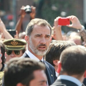 Le roi Felipe VI d'Espagne a pris part à une minute de silence sur la place de Catalogne à Barcelone le 18 août 2017 au lendemain du double attentat jihadiste qui a fait 14 morts et près de 130 blessés sur La Rambla à Barcelone et à Cambrils. 100 000 personnes étaient rassemblées pour ce moment de recueillement intense qui s'est achevé dans les applaudissements et les cris de "je n'ai pas peur".