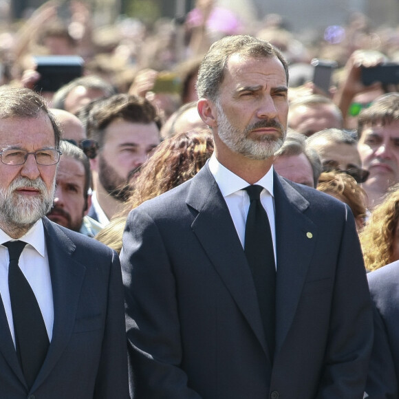 Le roi Felipe VI d'Espagne a pris part à une minute de silence sur la place de Catalogne à Barcelone le 18 août 2017 au lendemain du double attentat jihadiste qui a fait 14 morts et près de 130 blessés sur La Rambla à Barcelone et à Cambrils. 100 000 personnes étaient rassemblées pour ce moment de recueillement intense qui s'est achevé dans les applaudissements et les cris de "je n'ai pas peur".