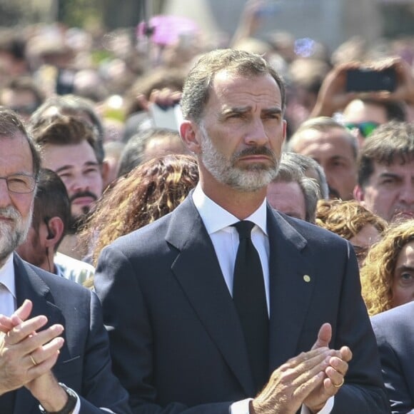 Le roi Felipe VI d'Espagne a pris part à une minute de silence sur la place de Catalogne à Barcelone le 18 août 2017 au lendemain du double attentat jihadiste qui a fait 14 morts et près de 130 blessés sur La Rambla à Barcelone et à Cambrils. 100 000 personnes étaient rassemblées pour ce moment de recueillement intense qui s'est achevé dans les applaudissements et les cris de "je n'ai pas peur".