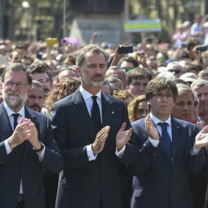 Le roi Felipe VI d'Espagne a pris part à une minute de silence sur la place de Catalogne à Barcelone le 18 août 2017 au lendemain du double attentat jihadiste qui a fait 14 morts et près de 130 blessés sur La Rambla à Barcelone et à Cambrils. 100 000 personnes étaient rassemblées pour ce moment de recueillement intense qui s'est achevé dans les applaudissements et les cris de "je n'ai pas peur".