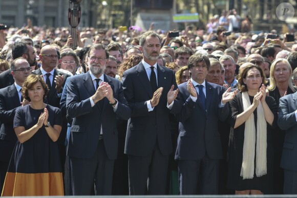 Le roi Felipe VI d'Espagne a pris part à une minute de silence sur la place de Catalogne à Barcelone le 18 août 2017 au lendemain du double attentat jihadiste qui a fait 14 morts et près de 130 blessés sur La Rambla à Barcelone et à Cambrils. 100 000 personnes étaient rassemblées pour ce moment de recueillement intense qui s'est achevé dans les applaudissements et les cris de "je n'ai pas peur".