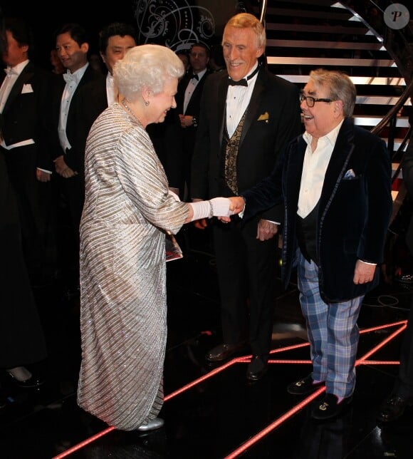 La reine Elizabeth II saluant Sir Bruce Forsyth lors de la Royal Variety Performance à Londres le 19 novembre 2012.