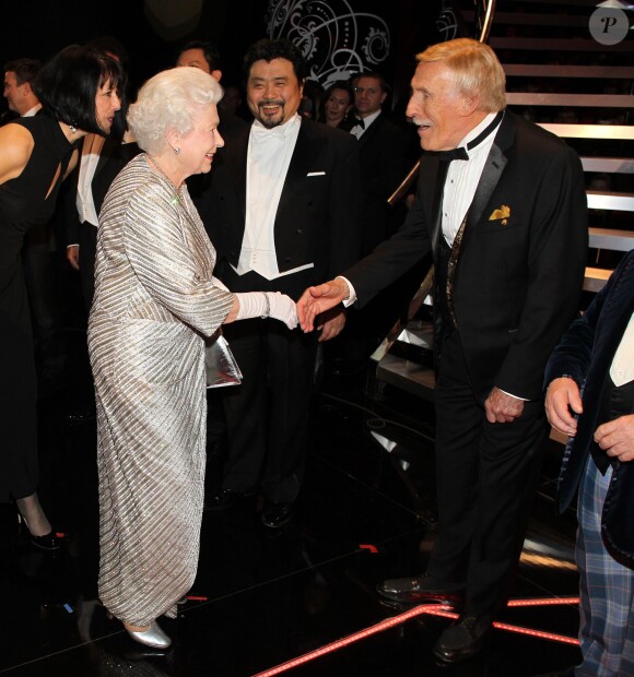La reine Elizabeth II saluant Sir Bruce Forsyth lors de la Royal Variety Performance à Londres le 19 novembre 2012.