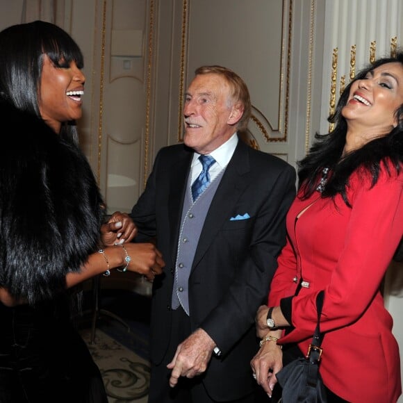 Sir Bruce Forsyth complice avec Naomi Campbell sous les yeux de sa femme Wilnelia le 7 décembre 2010 lors de la soirée de lancement du show Piers Morgan Tonight au Mandarin Oriental à Londres.