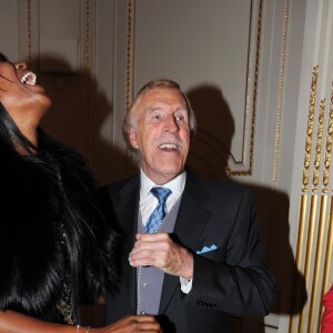 Sir Bruce Forsyth complice avec Naomi Campbell le 7 décembre 2010 lors de la soirée de lancement du show Piers Morgan Tonight au Mandarin Oriental à Londres.