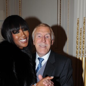 Sir Bruce Forsyth complice avec Naomi Campbell le 7 décembre 2010 lors de la soirée de lancement du show Piers Morgan Tonight au Mandarin Oriental à Londres.