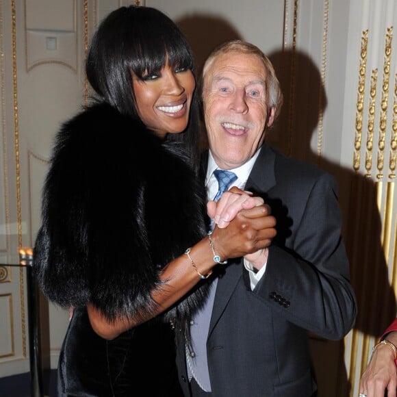 Sir Bruce Forsyth complice avec Naomi Campbell le 7 décembre 2010 lors de la soirée de lancement du show Piers Morgan Tonight au Mandarin Oriental à Londres.