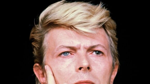 David Bowie : Orgie, nécrophilie, nazisme... Une biographie choc !