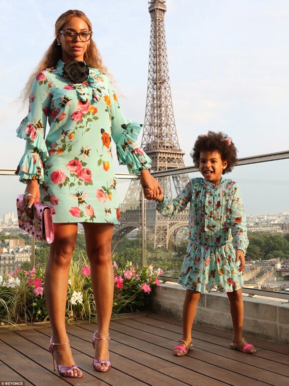Beyoncé à Paris avec sa fille Blue Ivy, toutes les deux en look Gucci. Instagram, le 29 juillet 2016.